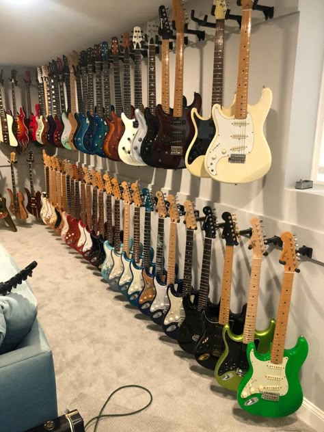 Instrument Room, Electric Guitar Aesthetic, Left Handed Guitar, Lefty Guitars, Electro Guitar, Bass And Guitar, Guitar Aesthetic, Music Therapist, Guitar Rack