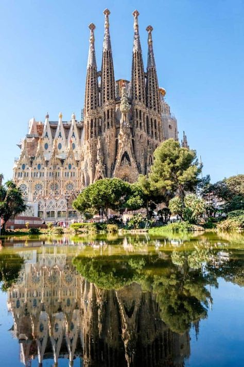 The best things to do in Spain. Places to visit in Spain I Granada I Barcelona I Madrid I Andalucia #travel #traveltips #spain Barcelona Spain Travel, Antoni Gaudi, Dream Travel Destinations, Beautiful Places In The World, Beautiful Places To Travel, Beautiful Buildings, Spain Travel, Barcelona Spain, Travel Inspo