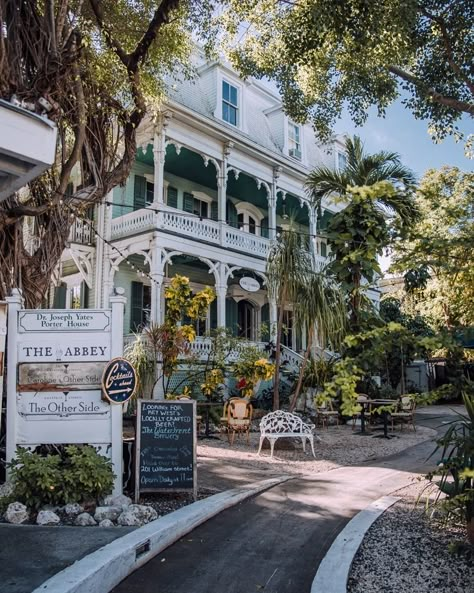 Heading to Key West? Here are the most Instagrammable places in Key West so that you hit all the best photo spots! From Smathers Beach and Dry Tortugas National Park to the Ernest Hemingway Museum and a giant mural of a reef and marine life, you'll find all of the best photo spots here! These 31 locations are also some of the best things to do in Key West, so you'll want to add them to your itinerary anyway! Just be sure to bring your camera, so you can save these memories forever! Key West Outfits, Key West Florida Vacation, Florida Vacation Spots, Travel Key West, Key West Vacations, Dry Tortugas National Park, Dry Tortugas, Travel Bucket List Usa, Most Instagrammable Places