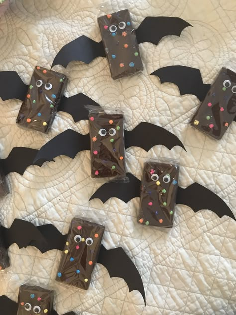 Halloween brownie bats. Made using cardboard paper, Little Debbie cosmic brownies, and googly eyes. All supplies found at Target. #halloweenparty #halloweencraftsforkids #halloweenfood #inexpensive #cheap #bats #brownies #cosmicbrownies #LittleDebbie Bat Brownies, Halloween School Treats, Halloween Brownies, Dulces Halloween, Halloween Class Party, School Halloween Party, Halloween Fest, Halloween Classroom, Classroom Treats