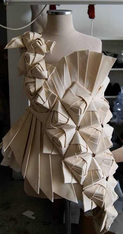 Mode Origami, Origami Dress, Origami Fashion, Fabric Origami, Sculptural Fashion, Origami Patterns, Geometric Fashion, Paper Fashion, Fashion Design Inspiration