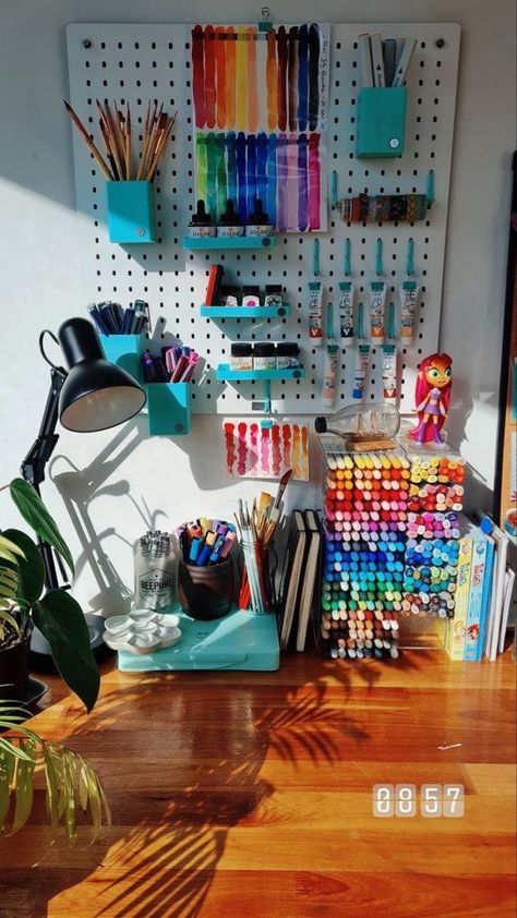 Art Supplies Storage Aesthetic, Artist Desk Organization, Art Desk Ideas, Art Desk Aesthetic, Art Room Ideas, Dream Art Room, Art Studio Decor, Drawing Desk, Art Studio Space