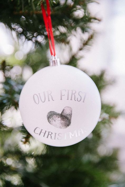 Diy 1st Christmas Ornaments, Couple Ornaments Diy, Diy Wedding Ornaments, Diy Christmas Home Decor, Christmas Ideas For Boyfriend, First Christmas Together Ornament, Couple Crafts, Couples Christmas Ornament, Christmas Date