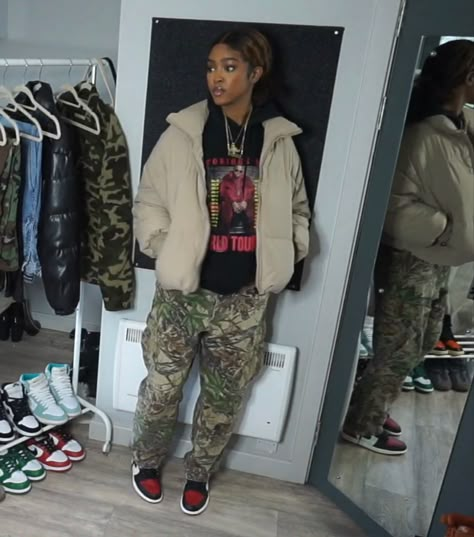 Hunter Cargo Pants Outfit, Hunter Pants Outfit, Nyc Winter Outfits Black Women, Camo Cargo Pants Outfit Street Style, Outfits With Camo Pants, Camo Pants Outfit Baddie, Camo Pants Streetwear, Camo Jeans Outfit, Camo Pants Outfits