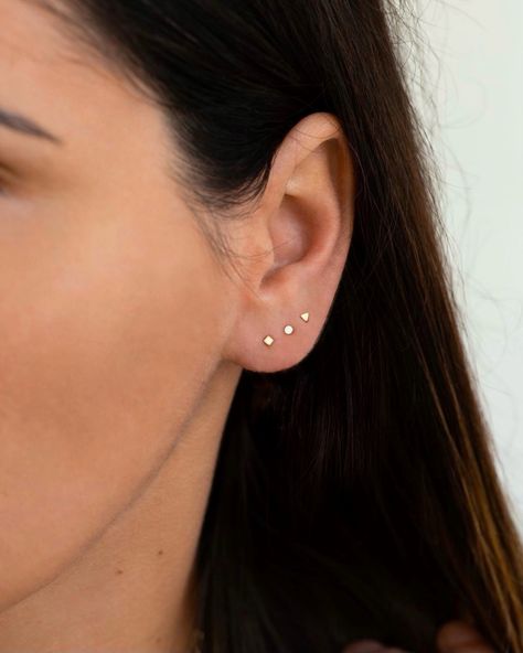 3 Lobe Piercings Ideas Minimalist, Third Hole Ear Piercing, 3rd Lobe Piercing, Third Lobe Piercing, 3rd Piercing, Triple Lobe Piercing, Minimalist Ear Piercings, Second Hole Earrings, Tiny Gold Earrings