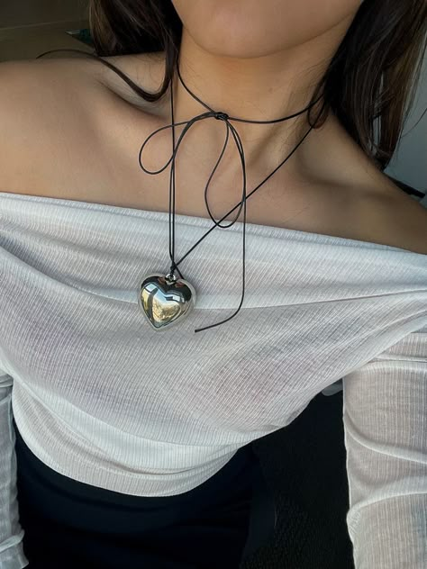 White And Black Fashion, Heart Neckless, Choker Outfit, Big Heart Necklace, Big Necklaces, New Year Jewelry, Silver Outfits, Heart Choker Necklace, Necklace Outfit