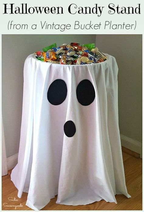 An outdated vintage bucket planter or barrel stand (once used to hold knitting & yarn) is actually the PERFECT thing to upcycle into a DIY Halloween candy bowl holder with this amazing repurposing tutorial from Sadie Seasongoods. It's crazy simple to repurpose it into a friendly ghost that happens to be a candy stand, too. Get all the upcycled craft project details at www.sadieseasongoods.com #halloween #ghost #upcycled #repurposed #Halloweencandy Porta Halloween, Pelottava Halloween, Diy Halloween Dekoration, Dekorasi Halloween, Halloween Candy Bowl, Halloween Decor Diy, Candy Stand, Classy Halloween, Halloween Fest