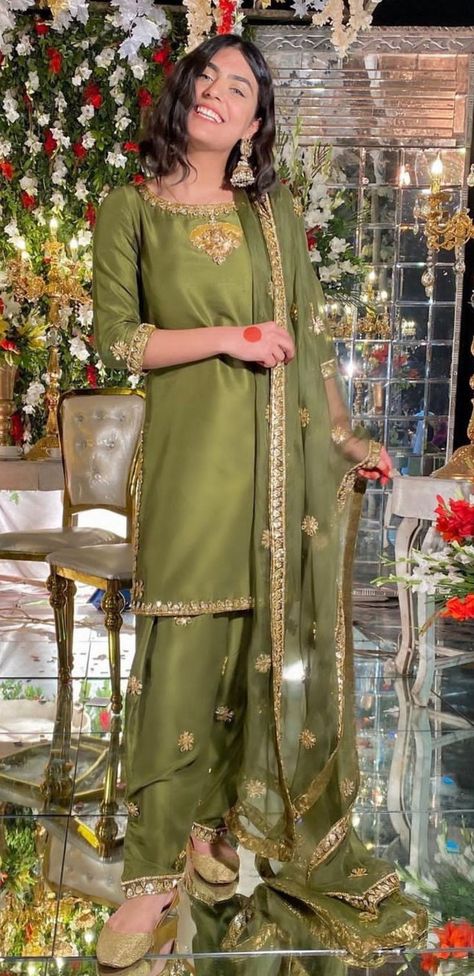 Mehendi Dress Ideas For Sisters, Indian Mehendi Outfits Sisters, Mehendi Dress Outfits Sisters, Mehendi Outfits Sisters Green, Mehndi Outfit Simple, Valima Dress Pakistani Sister, Shadi Mubarak, Bridal Dresses 2022, Simple Mehndi Dresses