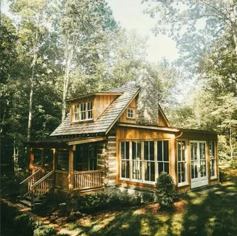 {Pinterest// Sadie Joyce} Small Cabin Outdoor Ideas, Cabin In The Woods Architecture, Rustic Cottage Farmhouse Style, Small Log Cabin Lake House, Cute Cabin Floor Plans, Old Hunting Cabin, Country Cabin Exterior, Small Home In The Woods, Cabin In The Woods Interior