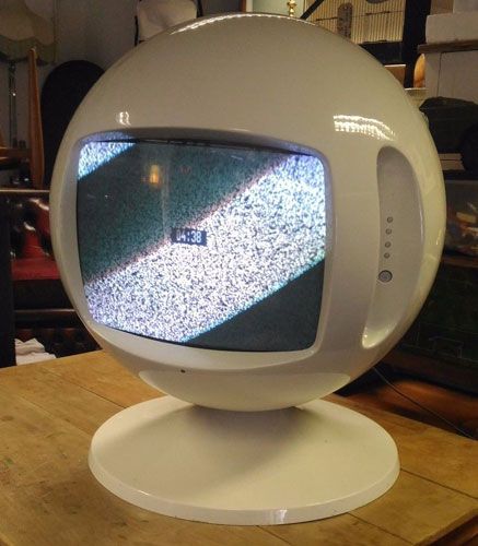 Vintage 1970s space age round TV on eBay Space Age Interior, Tv Set Design, Retro Interior Design, Retro Gadgets, Room Deco, Retro Interior, Vintage Tv, Funky Furniture, Retro Futuristic