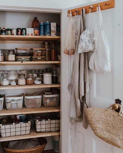 Pantry Goals, Pretty Pantry, Organizing Your Pantry, Pantry Renovation, Open Pantry, Small Pantry Organization, Farmhouse Pantry, Organized Pantry, Pantry Organisation