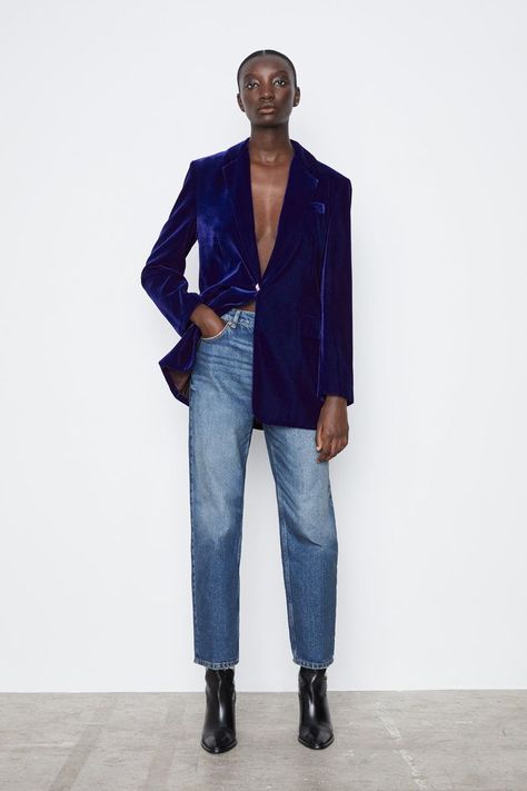 Zara Oversized Velvet Blazer Blue Velvet Blazer Outfit, Velvet Outfits For Women, Velvet Jacket Outfit, Velvet Blazer Outfit, Velvet Jackets Women, Velvet Blazer Women, Red Velvet Jacket, Blazer Zara, Blazer Bleu