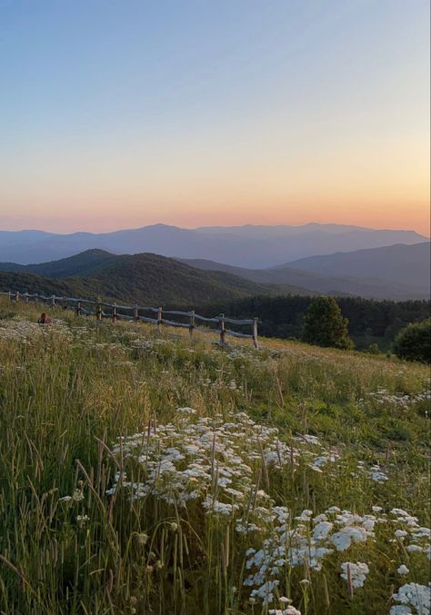 Iliana Aesthetic, Collins Core, Country Mountains, America Landscape, Aesthetic Farm Pictures, Mountain Country Aesthetic, Chill Astethic, Sky Scenery Aesthetic, May Astethic