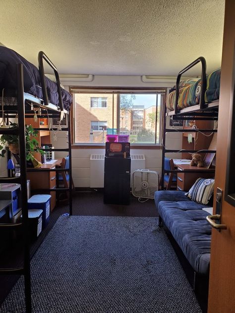 Dorm Room 4 People, College Dorm Two Beds, Dorm Decor Ideas Lofted Bed, Dorm Room For 3 People, Dorm Room Ideas 3 People, College Dorm Shelves, Space Saving Dorm Ideas, Dorm Room Inspiration College Minimalist, Dorm 2 People