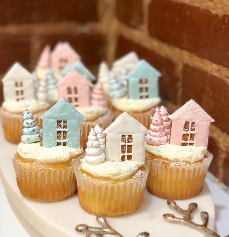 The Fancy Kook 👩🏻‍🍳 “Christmas Village Cupcakes 🧁🎄 soft vanilla cupcake filled with caramel. On top, buttercream, a meringue tree and a gingerbread 🎅🏻” Gingerbread House Cupcakes, Housewarming Cake, Christmas Cupcakes Decoration, New Year's Cake, Christmas Cake Designs, Xmas Cake, Christmas Cupcakes, Vanilla Cupcakes, Christmas Tea