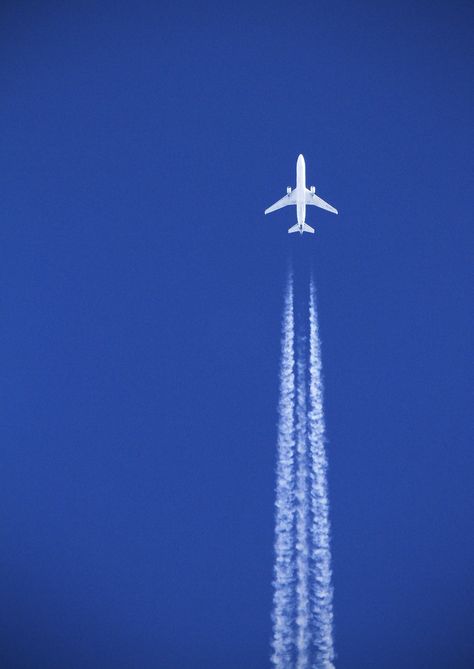 "White plane, blue sky" by Joe_M on Flickr - A plane seen flying over Devon in a nice, clear, blue sky. White Plane, Bold Images, Image Zen, White Aesthetics, White Collage, Amoled Wallpapers, Color Aesthetic, The Blue Sky, Sky Sunset