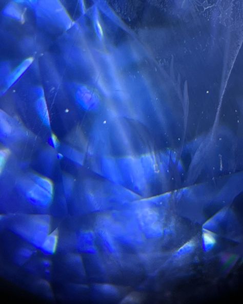 Here is a blue sapphire under a microscope. Can you guess if it’s natural or synthetic? What gave it away and what treatments if any has it gone through. #sapphire #naturalsapphire #fakesapphire Sapphire Steven Universe Aesthetic, Sapphire Gemstone Aesthetic, Rock Genasi, Sapphire Aesthetic, Call Wallpaper, Sapphire Steven Universe, Sapphire Gem, Under A Microscope, The Pantheon