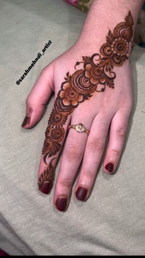 Henna Crown, Elegant Henna, Crown Tattoos, Simple Mehandi, Beautiful Mehndi Designs, Short Mehndi Design, Legs Mehndi, Modern Mehndi, Front Mehndi Design