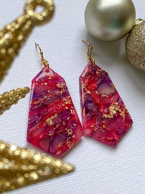 Handmade earrings, made from transluscent polymer clay, alcohol inks and gold foil Pink Marble Clay Earrings, Clay Marble Earrings, Pink Resin Earrings, Marbled Polymer Clay Earrings, Bright Polymer Clay Earrings, Bright Accessories, Precious Metal Clay Jewelry, Diy Earrings Polymer Clay, Polymer Clay Jewelry Tutorials