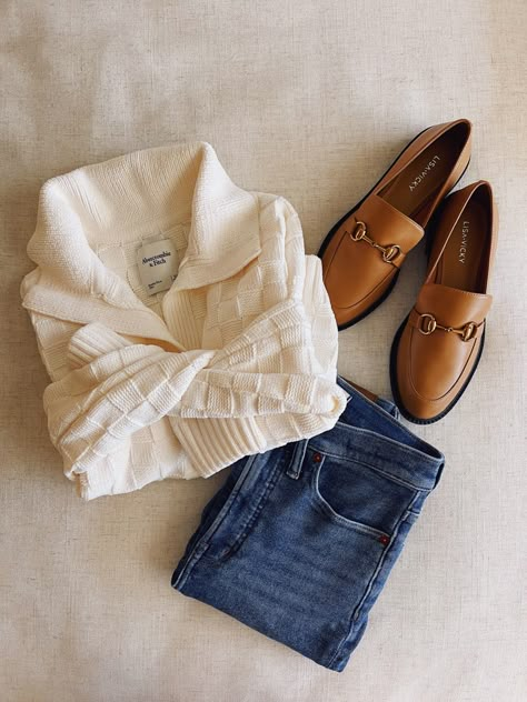 Neutral Loafers Outfit, Golden Loafers Outfit, Outfits With Tan Loafers, Preppy Loafers Outfit, Fall Outfit Flatlay, Neutral Preppy Outfit, Cognac Loafers Outfit Women, Tan Suede Loafers Outfit Women, Tan Loafers Women