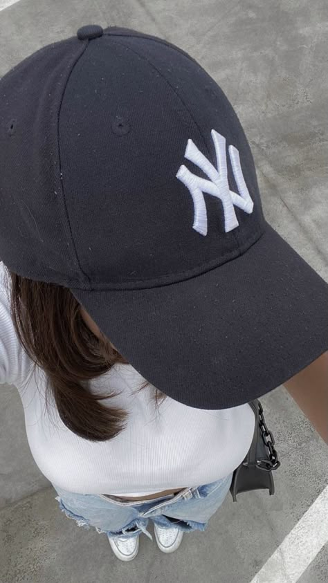 For Profile, Ny Cap, Ny Hat, Cap Outfit, Cap Girl, Stylish Hoodies, Photography Beauty, Selfie Ideas Instagram, Outfits With Hats