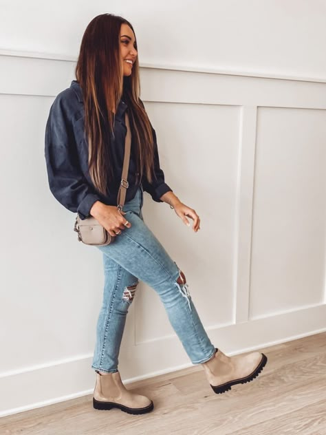 Outfits With Chelsea Boots Woman, How To Style Chelsea Boots Women, Tan Chelsea Boots Women Outfit, Chelsea Boots Outfit Winter, Styling Chelsea Boots Women, Chelsea Boots Women Outfit, Chelsea Boots Outfit Women, Chelsea Boots With Jeans, Chelsea Boot Outfits Women