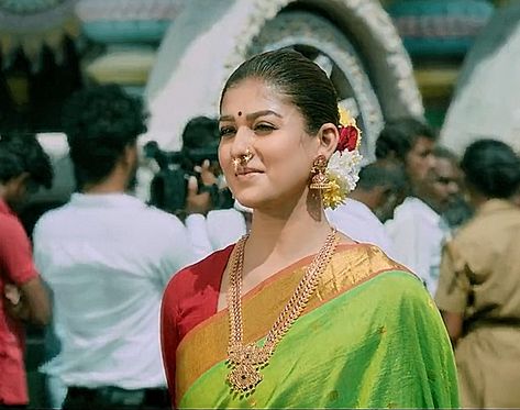 Nayanthara Jewellery, Mookuthi Amman, Nayanthara In Saree, Pink Silk Saree, Nayanthara Hairstyle, Saree Blouses, Amman, Green And Pink, Pink Silk