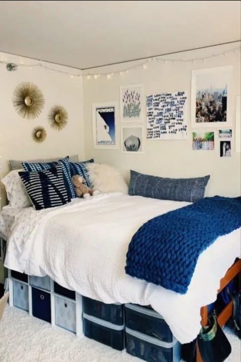 White Dorm Room, Sorority Room, College Dorm Inspo, Dorm Room Layouts, Room Ideas College, Dorm Room Ideas For Girls, Blue Dorm, College Dorm Room Inspiration, Blue Room Decor