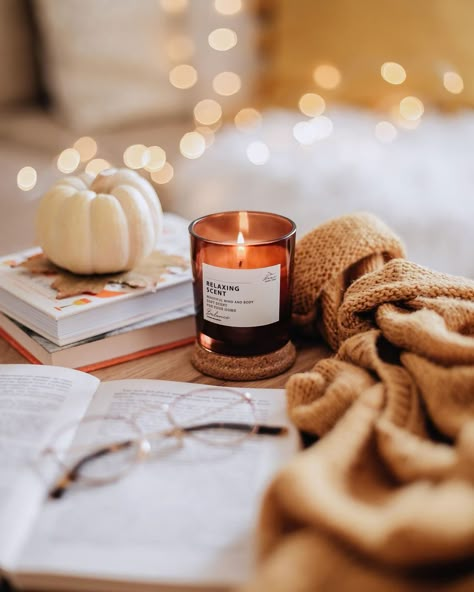 Winter Candle Aesthetic, Fall Product Photography, Autumn Flatlay, Candle Pics, Amazon Fall Decor, Aesthetic Amazon Finds, Candle Photography Ideas, Candle Photoshoot, Candle Photography