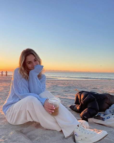 Sunset Beach Photos Outfit, Winter Beach Pictures Instagram, Comfy Picture Ideas, Beach Pictures Sweater, Sunset On The Beach Outfit, Beach Style Winter Outfit Ideas, Winter Costal Granddaughter, Beach Cozy Outfit, Beach In November Outfit