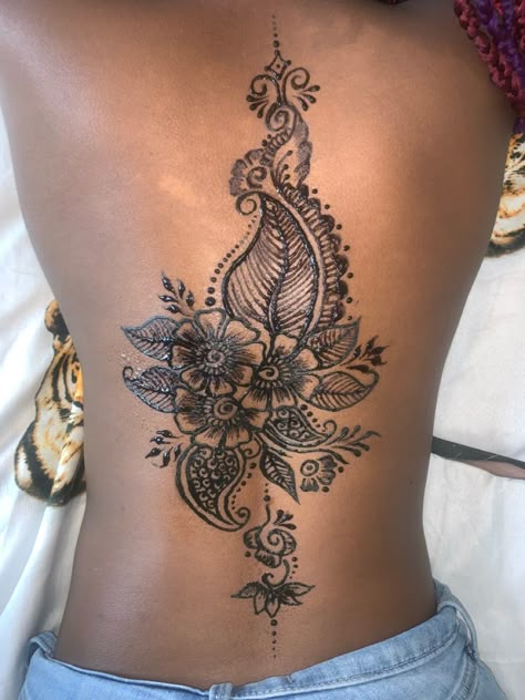 Henna Tattoo Designs Black Women, Henna Designs On Thigh, Henna Back Tattoo, Back Henna Designs, Henna Tattoo Back, Henna Designs Arm, Shoulder Henna, Thigh Henna, Mehendi Tattoo