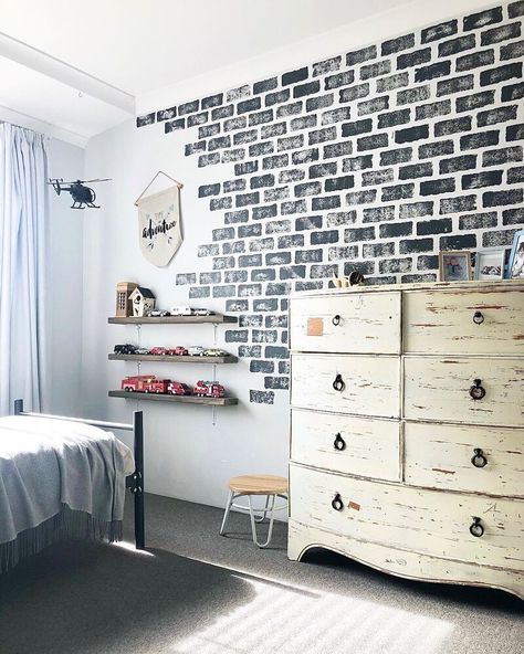 How do you make a fake brick wall for cheap? check out this diy faux brick wall hack to make a faux brick wall in an hour. Super Easy Brick Wall Faux Technique! Brick Wall Painting Ideas, Paint Brick Wall, Easy Wall Painting Ideas, Easy Wall Painting, Fake Brick Wall, Diy Faux Brick Wall, Diy Brick Wall, Fake Brick, Brick Feature Wall