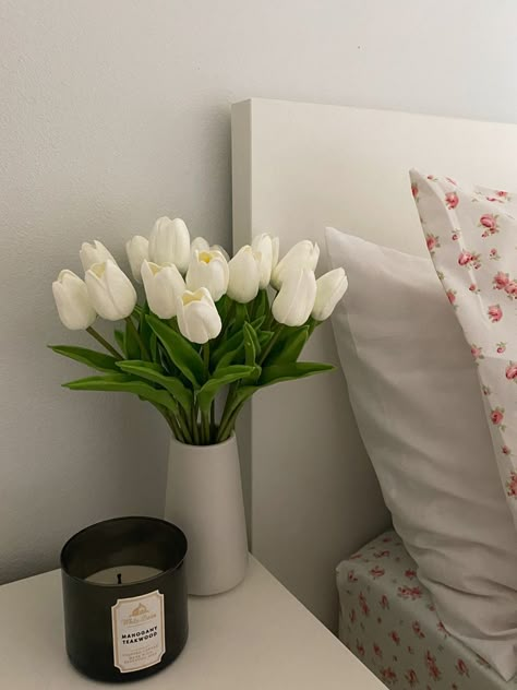 Fake Tulips In Vase, Fake Tulips, Fake Flowers Decor, Tulip Decor, White Room Decor, Beachy Room, Flower Bedroom, Deco Studio, White Tulips