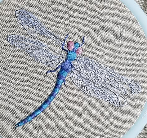 How to embroider a dragonfly step by step - CanevasFolies Blog Dragonfly Hand Embroidery, Dragonfly Embroidery Pattern Free, Embroidered Insects, Dragonfly Embroidery Design, Dragonfly Embroidery, Bugs Embroidery, Embroidery Stitches Beginner, Embroidery Stitches Tutorial, Embroidery Patterns Free