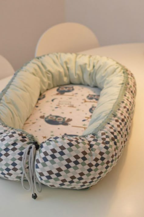 Baby Nest | Cool Sewing Projects You Can Put Up For Sale At The Next Craft Show Sewing For Babies, Sew Baby, Sewing For Baby, Trendy Sewing, Baby Sewing Projects, Beginner Sewing Projects Easy, Costura Diy, Baby Nest, Quilt Baby