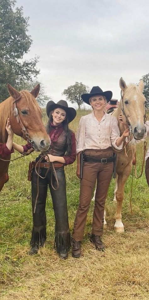 Lizzie And Hope, Cowboy Witch, Cowgirl Witch, Wild West Outfits, Cowboy Halloween Costume, Jenny Boyd, Danielle Rose Russell, Cowboy Aesthetic, Cowboy Costume