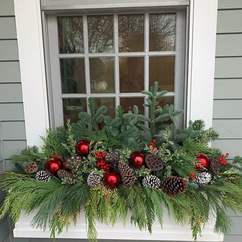 Winter Window Box Ideas, Christmas Window Boxes, Winter Window Boxes, Window Box Ideas, Dekoratívne Vence, Christmas Urns, Outdoor Christmas Planters, Winter Planter, Window Box Flowers