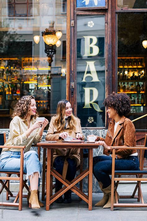 Coffee Shop With People, Bff Coffee Pics, Friends In A Coffee Shop, Breakfast At Cafe, Friends Shopping Together, Having Coffee With Friends, Women Hanging Out, Coffee Shop Photoshoot Friends, Friends At A Cafe