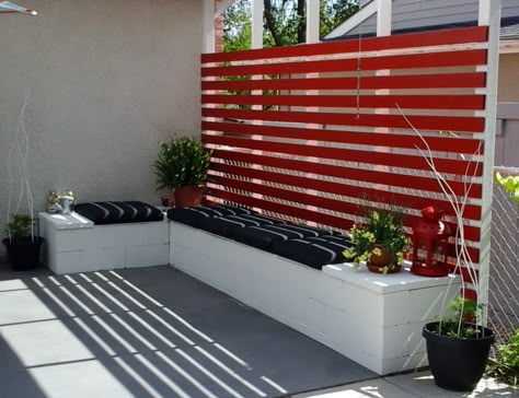 DIY Outdoor Furniture Cinder Block: Our take on patio bench seating based on the many ideas found on Pinterest. Patio Benches Seating, Cinder Block Ideas, Cement Bench, Cinder Block Bench, Block Bench, Cinder Block Garden, Diy Bench Outdoor, Patio Privacy, Cinder Blocks