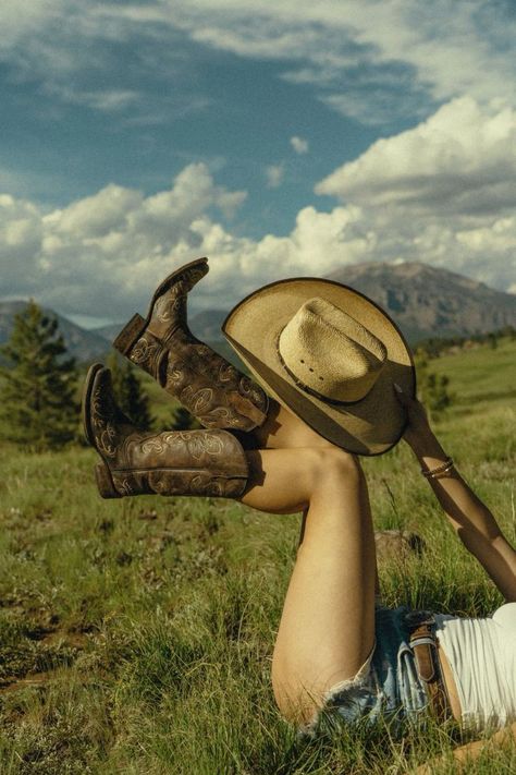 Cowboy Romance Art, Country Aesthetic Photoshoot, Cowgirl Aesthetic Photoshoot, Mountain Cowgirl Aesthetic, Cowboy Hat Photoshoot, Western Photo Shoot, Cowgirl Shoot, Dreamy Shoot, Cowgirl Senior Pictures