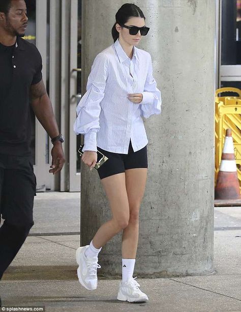 Back on home soil: Kendall Jenner touched down in her native Los Angeles on Sunday evening... Kendall Jenner Athleisure, Kendall Jenner Style Casual, Cycling Shorts Outfit, Kendall Jenner Street Style, Kendall Style, Gym Aesthetic, Kendal Jenner, Kendall Jenner Outfits, Biker Short