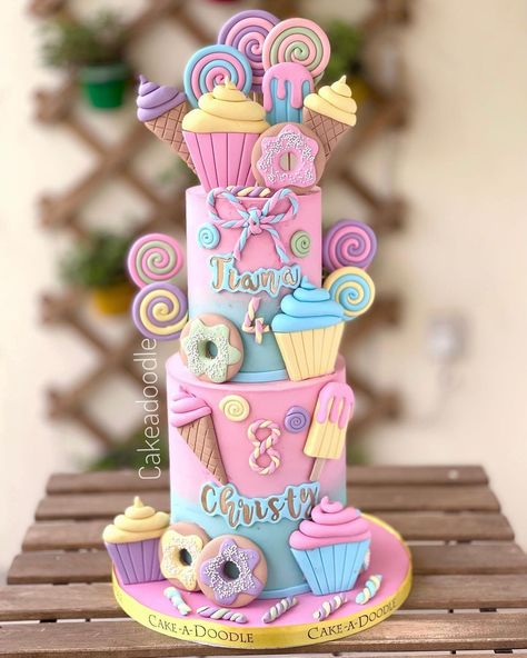 Aesthetic Birthday Cakes Candy Theme Cake Birthday, New Trend Cake Design, Pink Foods For Party, Candyland Theme Cake, Candyland Birthday Cake, Candy Themed Cake, Pink Food Ideas, Birthday Cakes Pink, Birthday Dinner Dresses