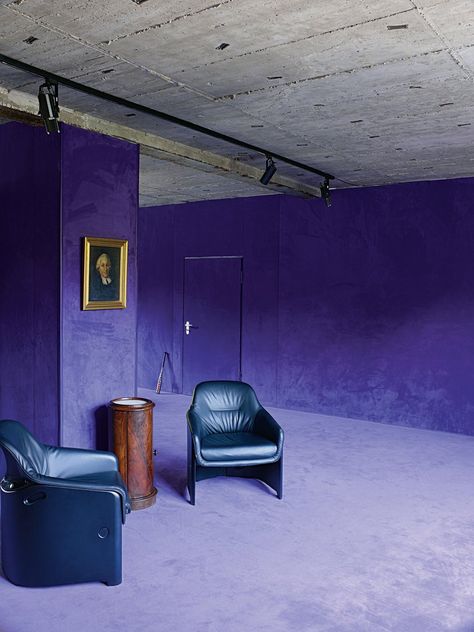 Maximum-Lifestyle -Trend-2018-19-Jörg-Koch-via-Eclectic-Trends Biedermeier Cabinet, Velvet Walls, Carpet Wall, Berlin Apartment, Purple Carpet, St Agnes, Purple Interior, Velvet Interior, Very Peri