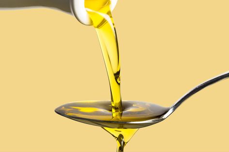 Cooking oil being poured onto a spoon on a yellow background Healthy Cooking Oils, Kitchen Tricks, Laundry Ideas, Baking Hacks, Deep Fried Food, Organized Kitchen, Kitchen Help, Fried Turkey, Diy Home Cleaning