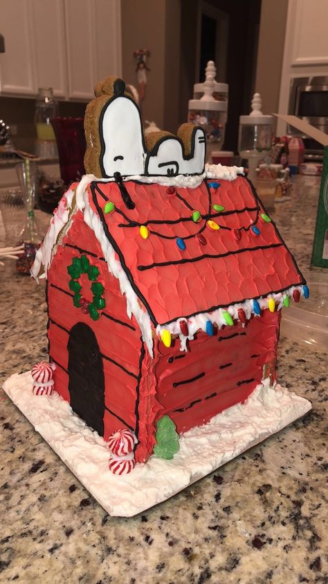 Snoopy House Gingerbread, Gingerbread House Snoopy, Ginger Bread Ideas House, Funny Ginger Bread Houses, Home Alone Gingerbread House Ideas, Lord Of The Rings Gingerbread House, Gingerbread Inspo House, Pretty Gingerbread House Ideas, Gingerbread Houses Competition