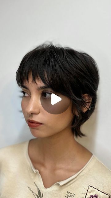 Vero Sainz Peluquería on Instagram: "the alice cullen hair but make it 2024 ⭐️ bixie haircut (bob+pixie) para @winx.sbn <3  haircut @sainz_vero   #bixie #bixiecut #bixiehaircut #bob #pixie #shorthairstyle" "bixie" Haircut 2022 Short, "bixie" Haircut 360, Flippy Short Hair, Winona Ryder Pixie Cut, Mod Haircut Women 60s, Short Haircuts Women 2024, Nana Komatsu Short Hair, Shixie Haircut Girl, Long Pixie Cut Round Face