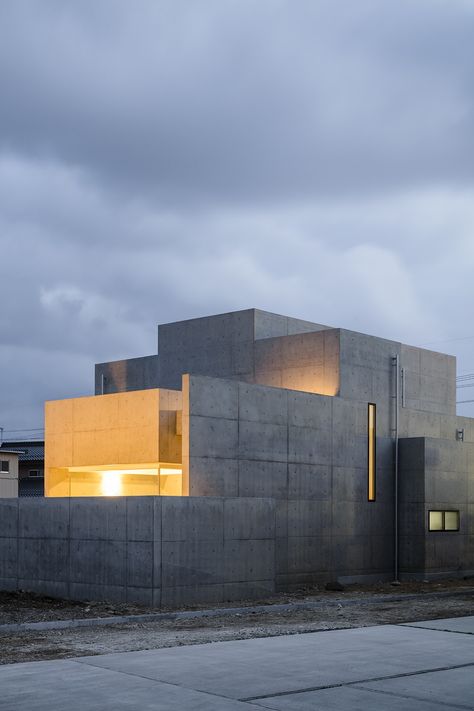 Tranquil House, Shiga Japan, Commercial And Office Architecture, Brutalism Architecture, Concrete Houses, Concrete Architecture, Minimal Architecture, Concrete House, Brutalist Architecture