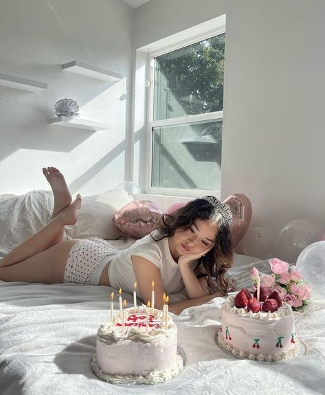 Decorate A Cake, Cute Birthday Pictures, 21st Birthday Photoshoot, Birthday Ideas For Her, Cute Birthday Ideas, Birthday Babe, 24th Birthday, 22nd Birthday, Bday Girl