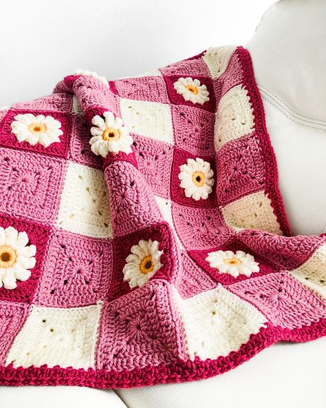 Gingham & Daisy Crochet Baby Blanket Pattern - PDF Digital Download Daisies Crochet, Motifs Afghans, Crochet Granny Squares, Crochet Flower Blanket, Plaid Crochet, Blanket Flower, Confection Au Crochet, Crochet Blanket Designs, Flower Motifs