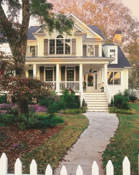 Colonial Craftsman House Exterior, Cute Aesthetic House Exterior, American Suburban House Floor Plan, Suburb House Aesthetic, Autumnal House Exterior, American Houses Aesthetic, 1990s House Exterior, Cute Exterior House, One Floor House Exterior